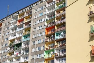 Batole nepřežilo pád z 10. patra bytového domu. Sousedé hovoří o možné příčině